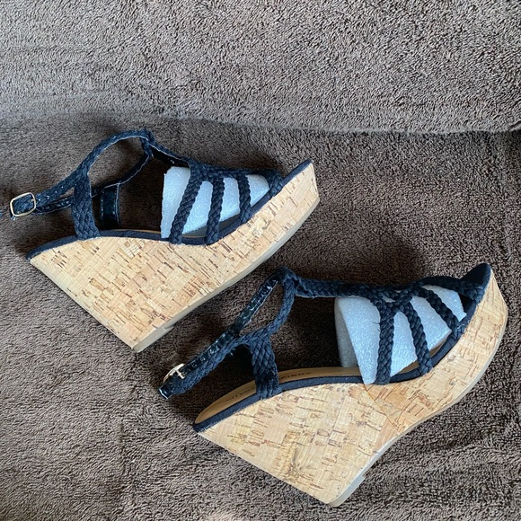 Beautiful macramé espadrille wedges. Wedge height is 4.5” front height is 1.25” - Picture 7 of 9